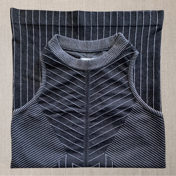 Small Athleta Sojourn Seamless Tank with Black and White Geometrical Design - Picture 9 of 11